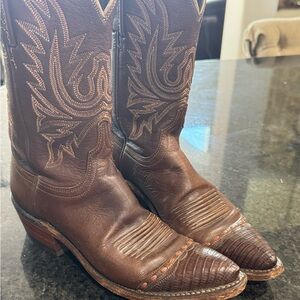1893 Lucchese Boots 

Size 7.5

Used but excellent condition 

Brown Leather